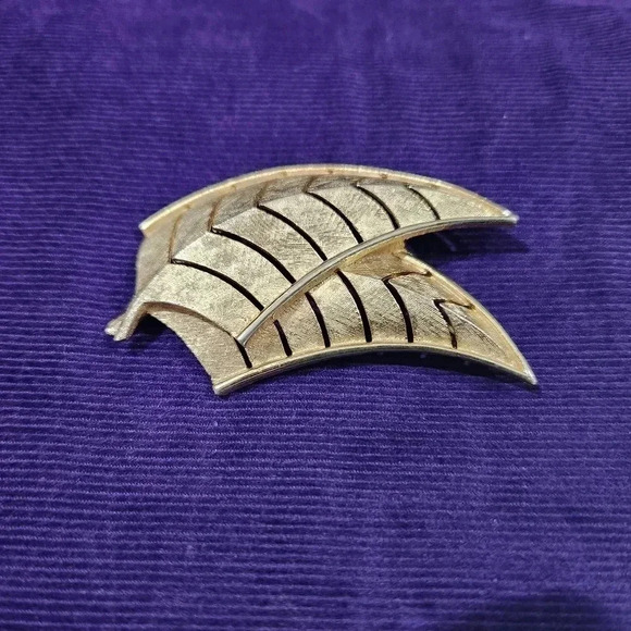 Lisner Brooch Feathers Palm Leaf Tropical Gold Tone 2" Vintage - Picture 3 of 8